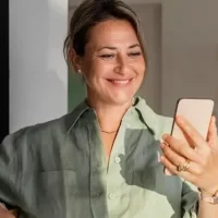 Gestora sorridente usando os melhores CRM para Whatsapp