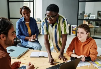 A intelig&ecirc;ncia artificial est&aacute; transformando o Marketing, criando oportunidades e desafios. &Eacute; importante saber equilibrar esses aspectos para que voc&ecirc; n&atilde;o apenas acompanhe as mudan&ccedil;as, mas lidere essa revolu&ccedil;&atilde;o. Vamos l&aacute;?