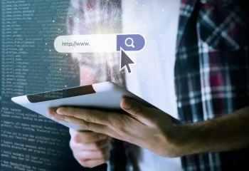 Pessoa segurando um tablet com uma ilustra&ccedil;&atilde;o de uma busca na internet destacada na tela, simbolizando pesquisa online e tecnologia, com fundo digital