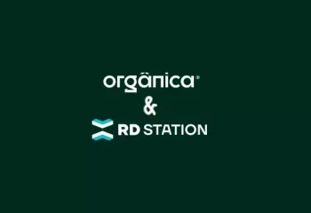 Imagem do logo com as palavras 'org&acirc;nica & RD Station' em destaque, representando integra&ccedil;&atilde;o e estrat&eacute;gias de marketing digital org&acirc;nico com a plataforma RD Station.