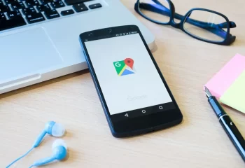 Pessoa navegando em smartphone Android com &iacute;cones de redes sociais
